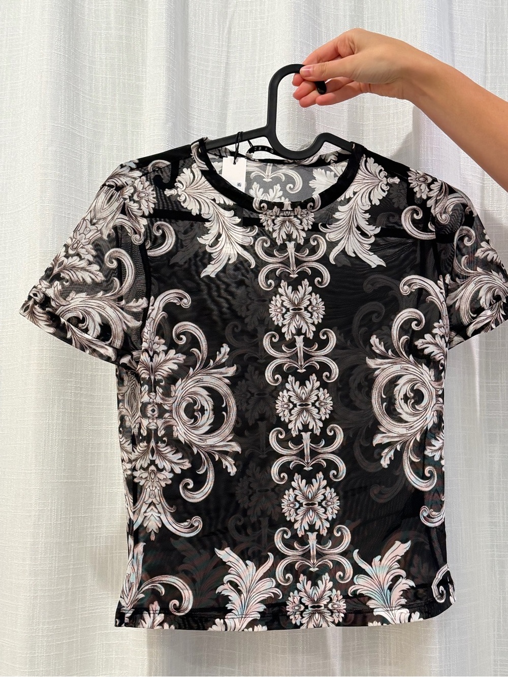 Alice + Olivia Black Baroque Scroll Print Short Sleeve Tee